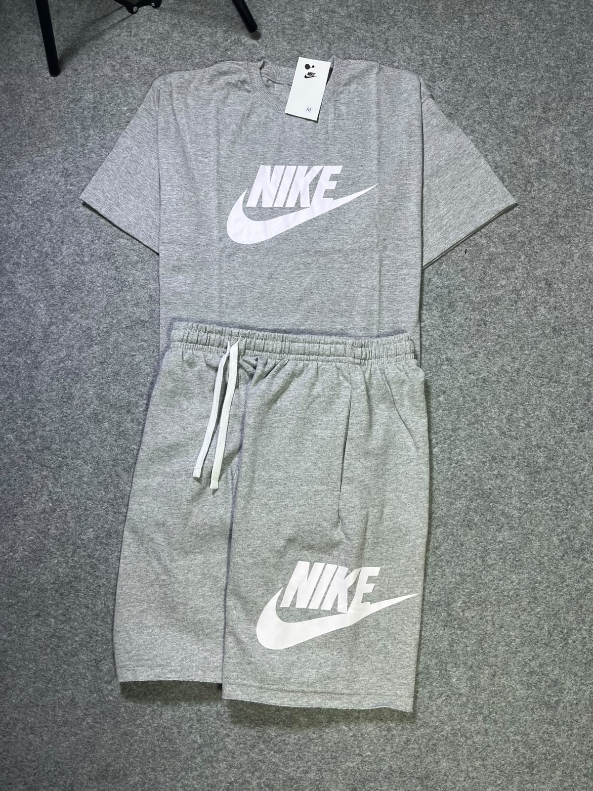 Look com Bermuda Moletom Nike Cinza