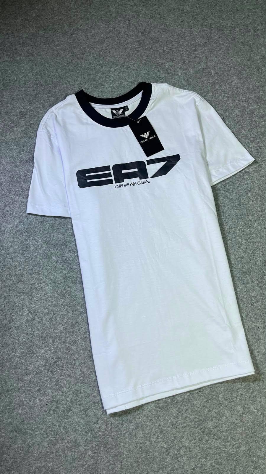 Camiseta EA7 branca estendida