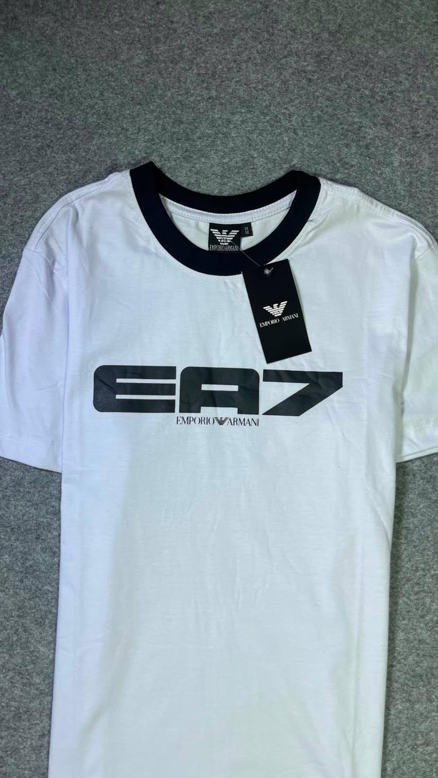 Camiseta EA7 branca detalhe da gola