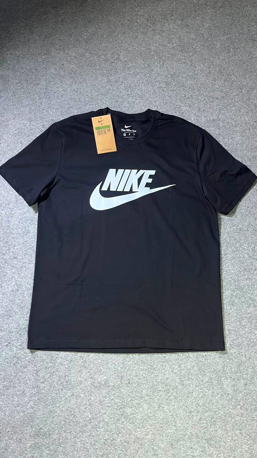 Camiseta Nike logo preta