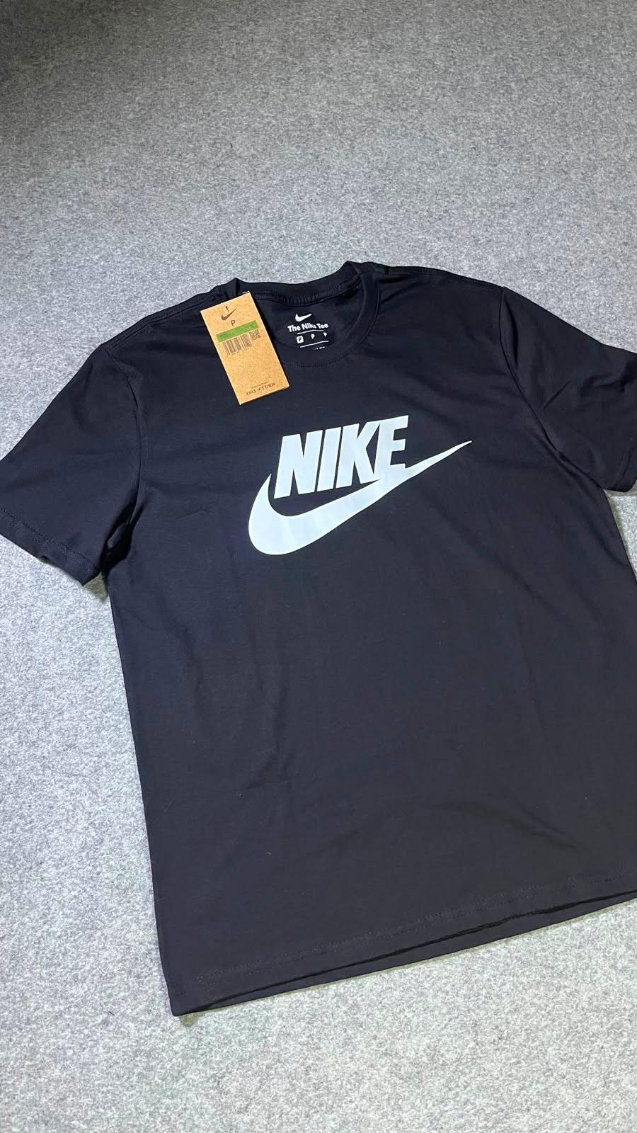 Camiseta Nike logo preta estendida